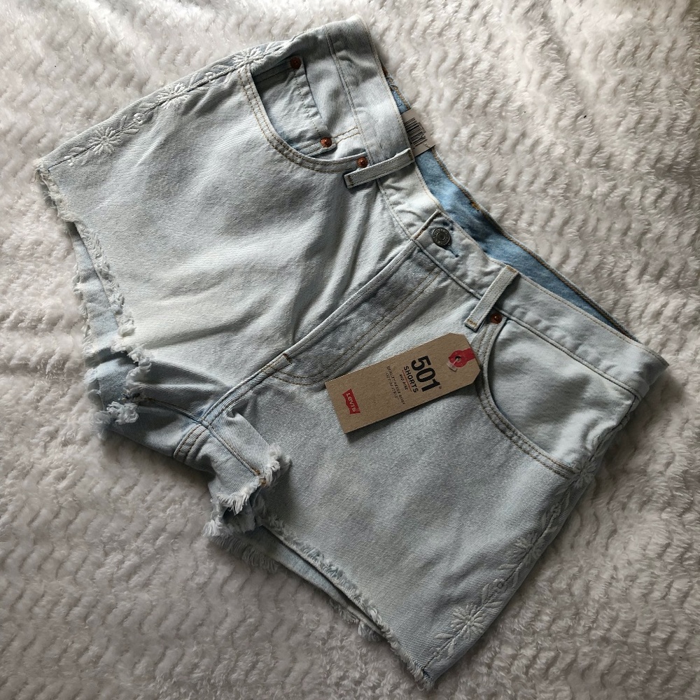 Levi's Women's 501 Shorts Mid Rise, Size 32